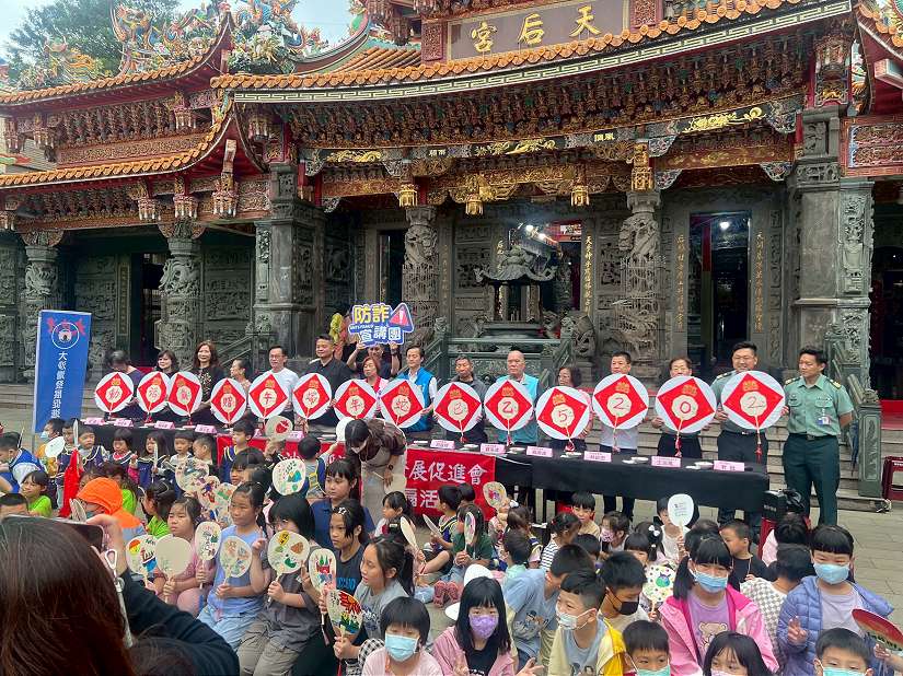端午飄香贈團扇 反詐觀念沁人心