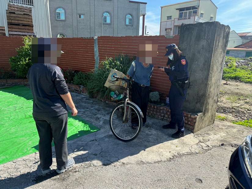 失智老翁迷途徘徊  布袋警暖心助返家