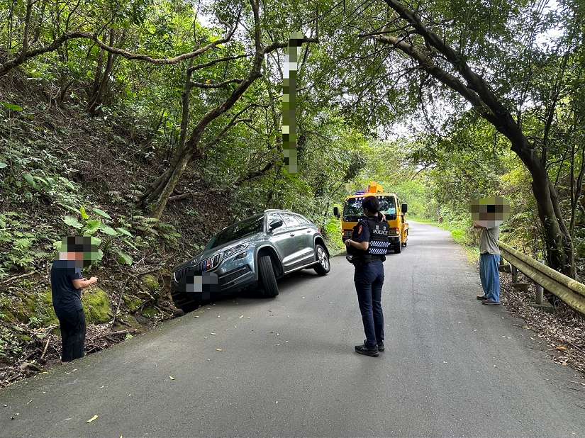 駕車不慎掉入山溝 警方火速到場協助脫困