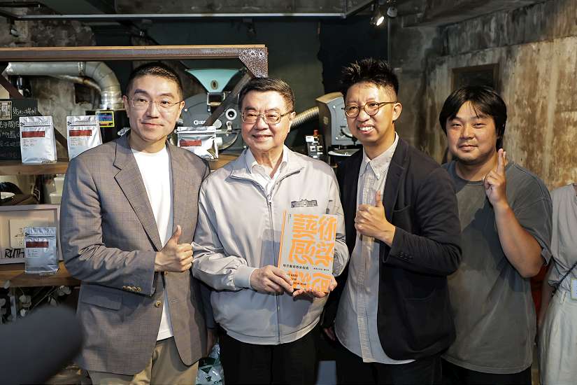 基隆市長謝國樑陪同卓榮泰院長走訪星濱山，肯定正濱創生成效推動港灣新未來