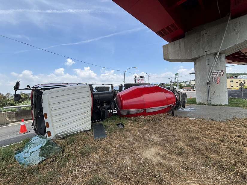 水泥預拌車自撞翻覆 駕駛受傷緊急送醫