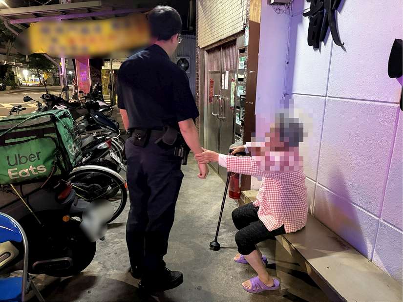 九旬婦深夜購餐體力不支  文山一員警暖心助返家