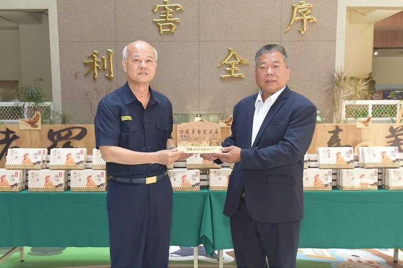 「嘉市警打詐有成」!嘉義-昇樺食品吳裕田董事長贈滴雞精給員警加油打氣