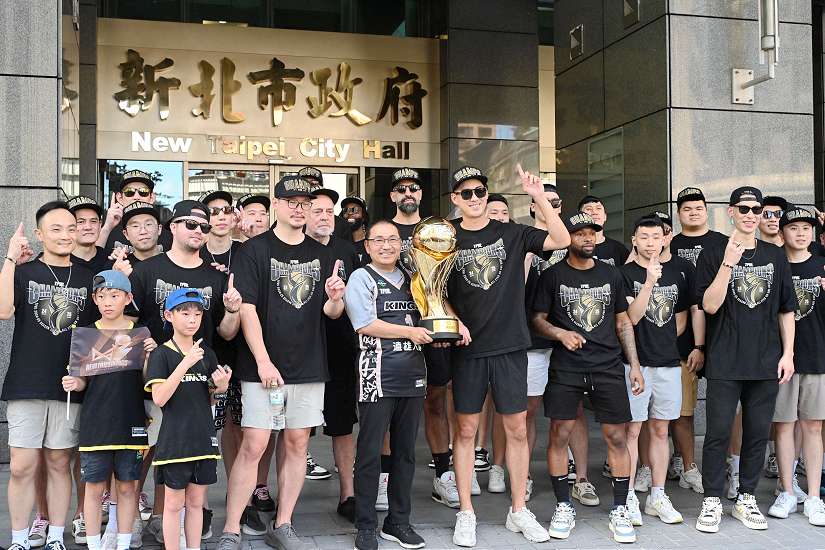 新北國王籃球隊冠軍遊行分享榮耀 侯友宜期勉拚三連霸