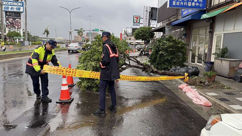 丹娜絲颱風猖狂肆虐 嘉市警日夜守護不退縮 復原家園不缺席