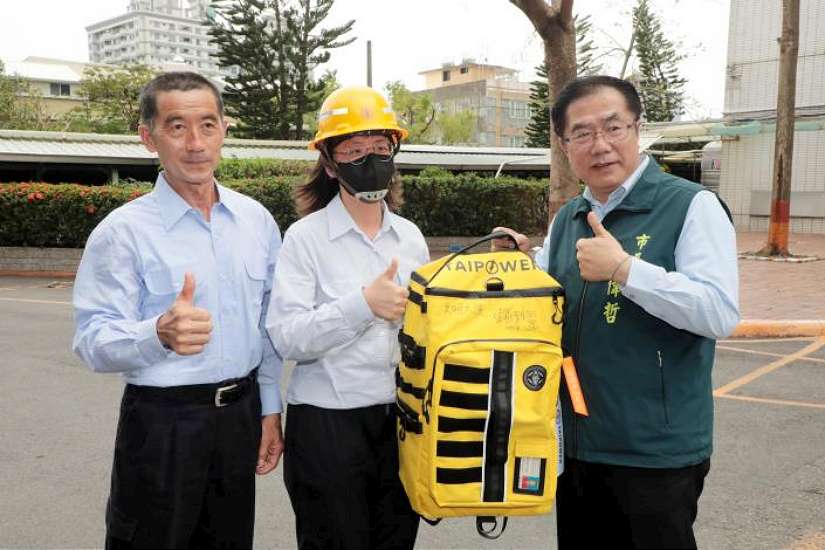 台南全面恢復供電 黃偉哲陪同賴總統慰勞及感謝台電員工勞苦功高  