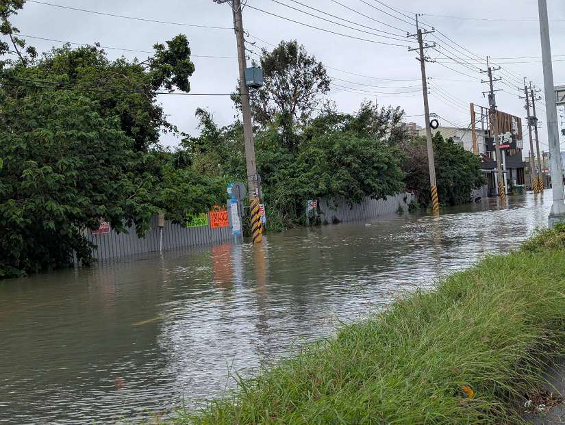 豪雨狂炸嘉義逾9600戶停電　台電近800人加強巡視搶修