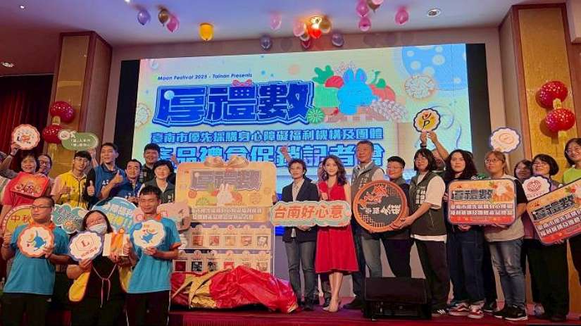 黃偉哲籲各界支持中秋公益禮盒 純手工傳遞美好心意  