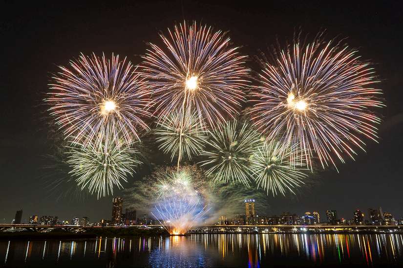 2025大稻埕夏日節今登場！ 首場300秒主題煙火秀綻放 吸引逾6.8萬人次共賞璀璨臺北夜空