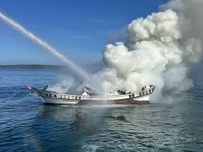 澎湖海域發生火燒船 海巡艇立即馳援滅
