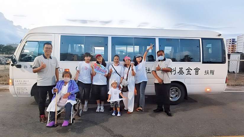 揪團遊臺東！復康巴士直達熱氣球光雕音樂會 參與長者直呼驚喜