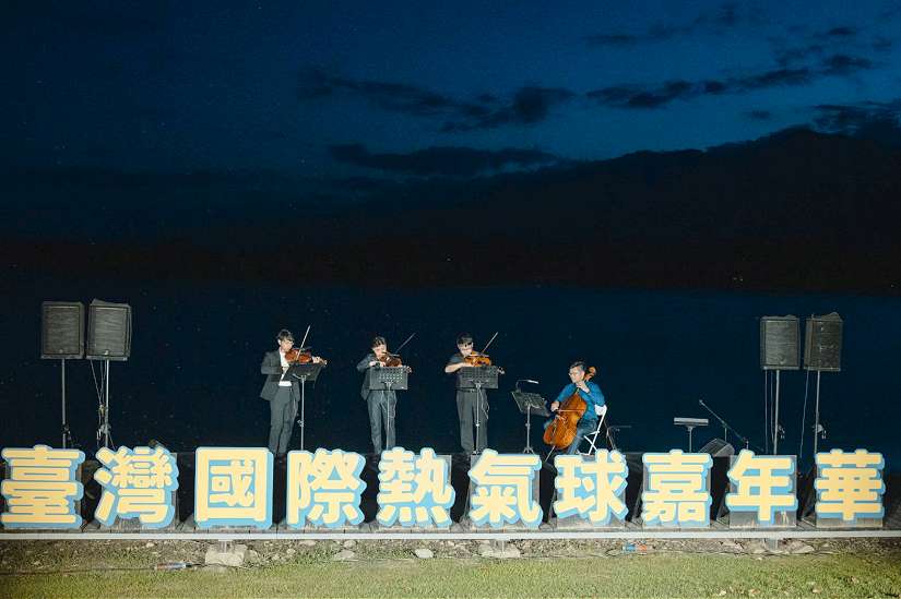 颱風前夕浪漫不退！2025池上大坡池光雕音樂會 熱氣球球籃噴火搭配煙火點亮夜空