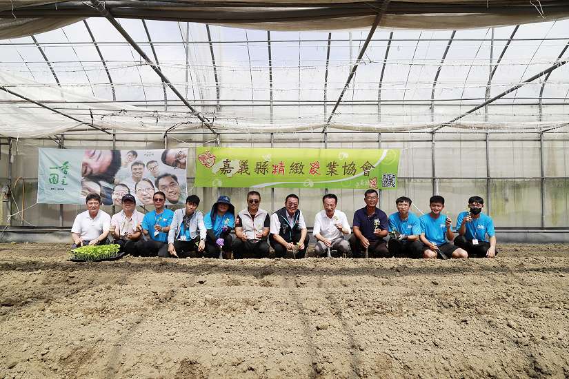 第八屆「一季園主」暖身，翁章梁率園主種下甜瓜苗