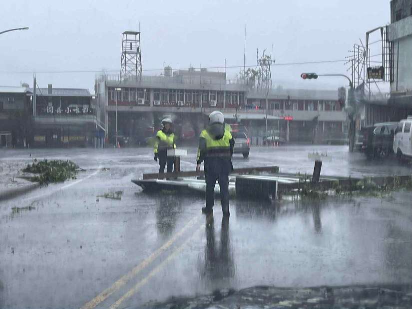 楊柳登陸!東警不畏風雨　即時排除颱風路障守護鄉親 