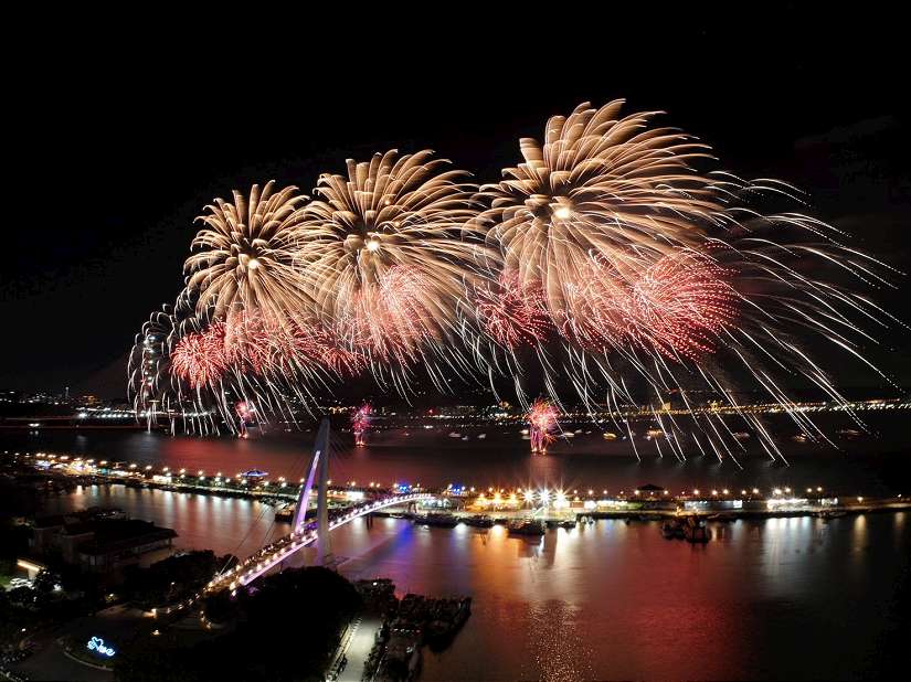 淡水漁人碼頭「仲夏繽紛樂」8月24日壓軸登場 新北邀追煙花聽歌趣