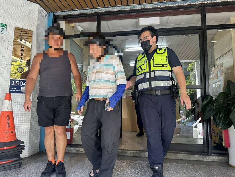 高溫酷暑七旬翁中暑倒地 文一警即時救援化險為夷