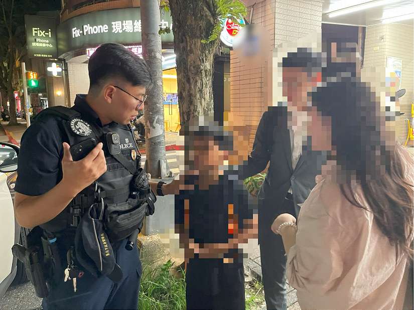 小男孩忘帶鑰匙徬徨超商前  文一暖警與民合力護童安全