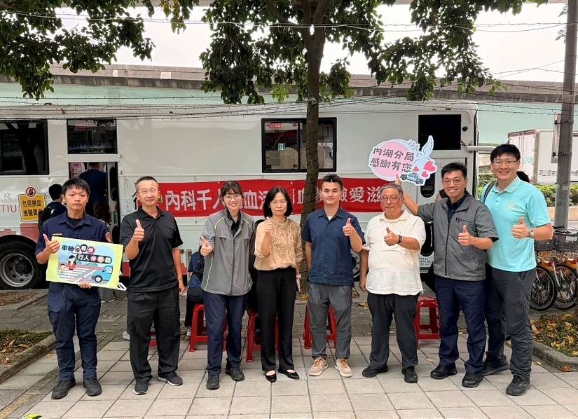 北市內湖警波麗士捲起袖子熱捐血 交安宣導更入心