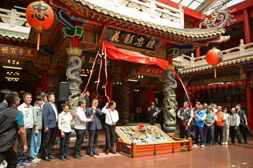 賴總統參拜頭份市義民廟贈「旌忠彰義」匾額