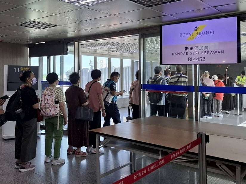 「金門-汶萊」國際包機首航 移民署金門航空站喜迎賓  