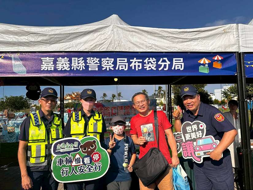 布袋警進駐海味嘉年華 識詐、防暴、交通宣導吸引大小朋友