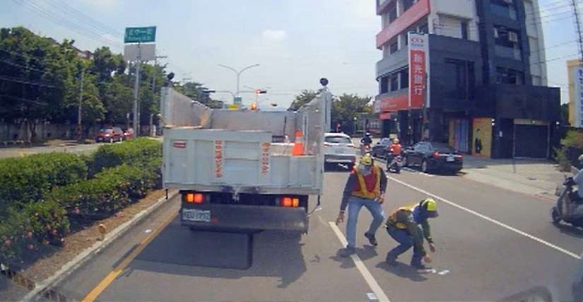 物歸原主暖人心!中市清潔隊道路救援「清」出5.9萬元現金