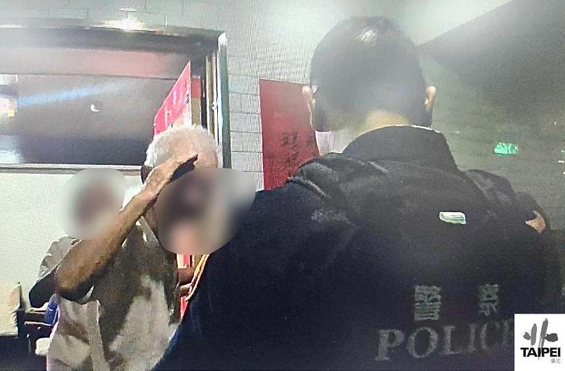我們會抱著你 不會有事的!老翁想洗澡困頂樓圍牆邊 警消聯手安撫化險為夷