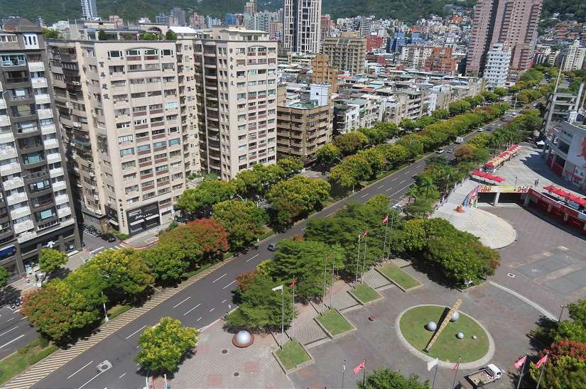 欒樹變身慶雙十 天母忠誠商圈色彩斑斕