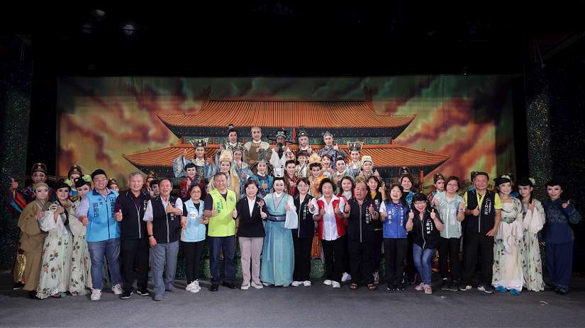 《曹國舅》吸引近5000人共度雙十節! 「台中傳藝巡演」明華園總團大里精彩演出