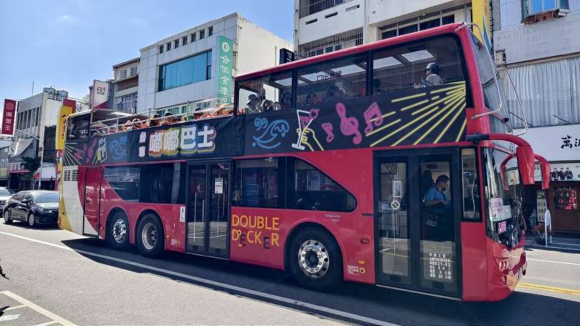 變裝皇后導覽「雙層巴士」開進臺東 饒慶鈴：以行動實踐性別友善