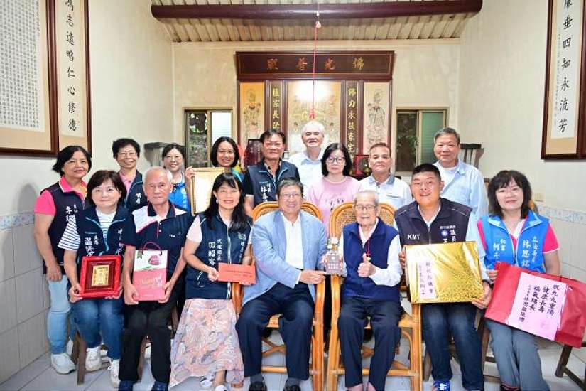 拜訪峨眉、北埔百歲人瑞 楊文科、陳見賢接連獻祝福