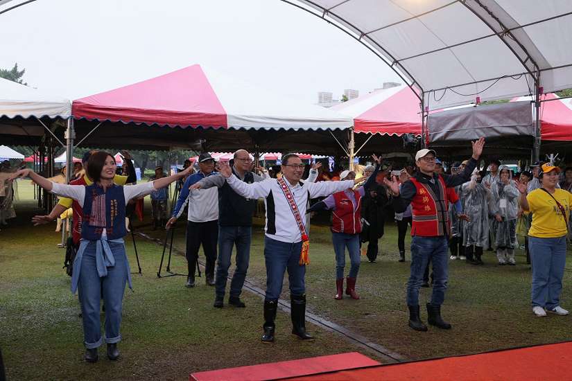 「槌」出健康「舞」出活力！市長侯友宜與680原民長者熱舞開槌