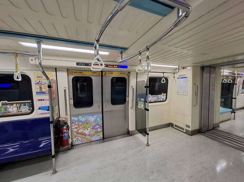 台北捷運板南線第六部空間優化列車上線 親子友善區提供更寬敞的嬰兒車放置空間