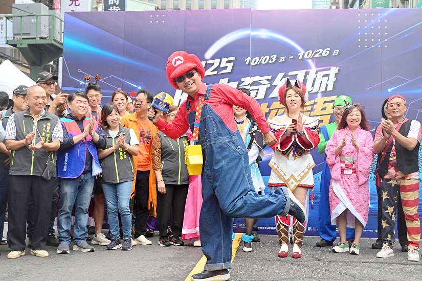 府中萬聖節跨界電玩 侯友宜化身瑪利歐