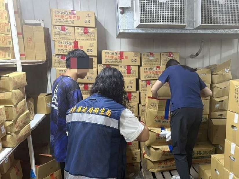 防堵非洲豬瘟疫情擴散，屏東縣衛生局追查嘉里大榮物流車貨品流向，執行預防性封存  