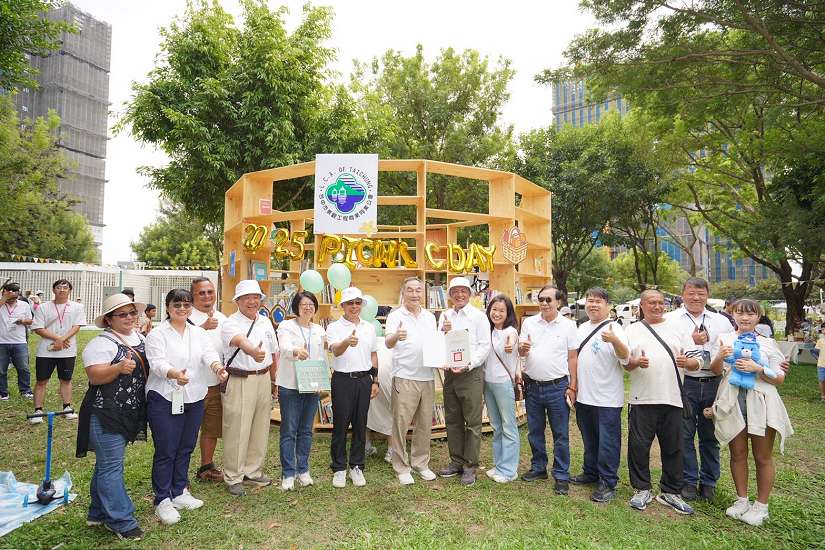 「大型漂書架」吸睛登場！中央公園野餐日共享書香自由帶回家