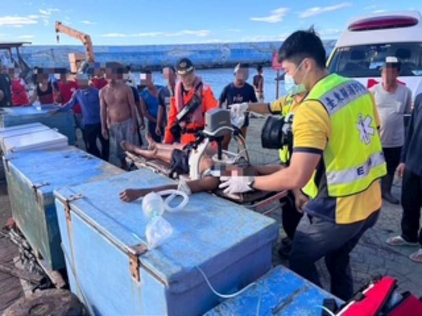 伽藍港區漁工昏迷 海巡消防即刻應處