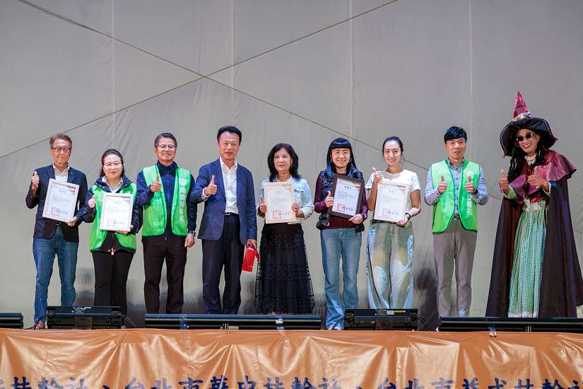 紙風車劇團「台灣幻想曲」朴子市公所前登場