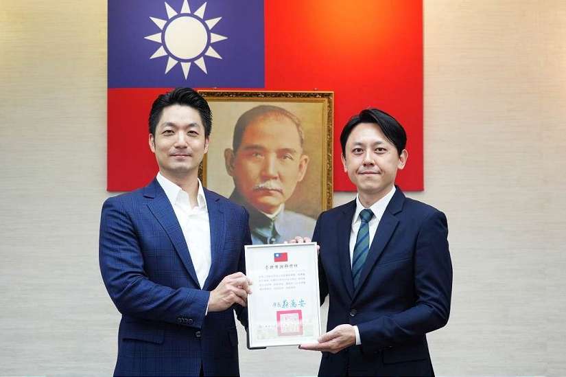 信義商圈楓香有故事 認養人細心呵護打造最美麗風景