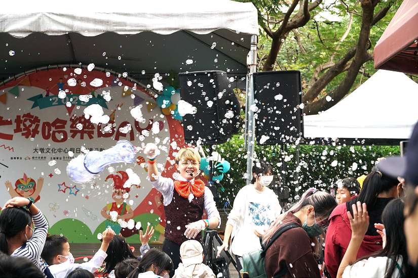 中市藝文場館耶誕歡樂登場！耶誕樹裝置、市集與手作活動邀您沉浸冬日氛圍