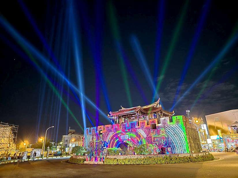 「恆春夜未眠」點亮古城 南門光雕展演彩排亮相 民眾驚豔搶拍