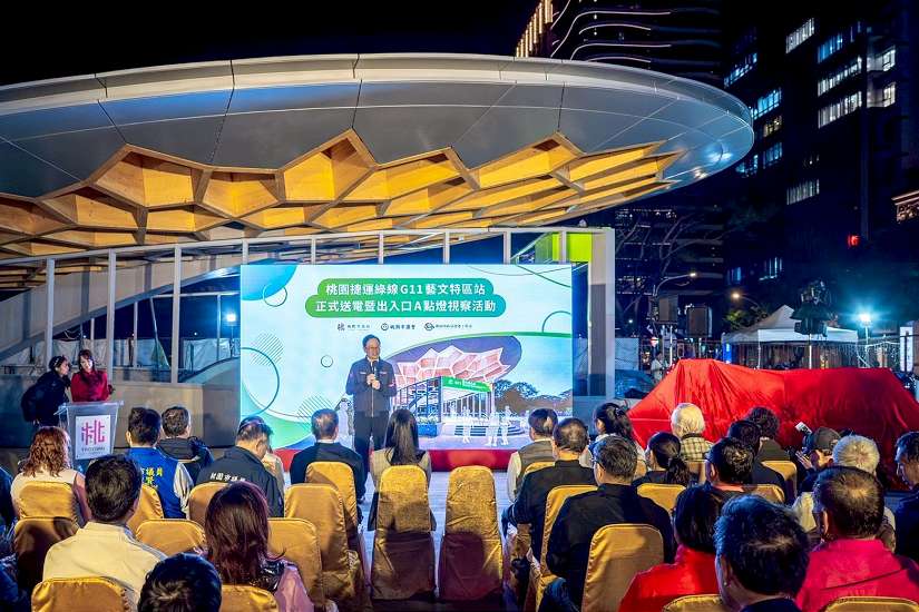 桃園捷運綠線G11正式送電點燈　張善政：朝115年通車目標再邁進一大步