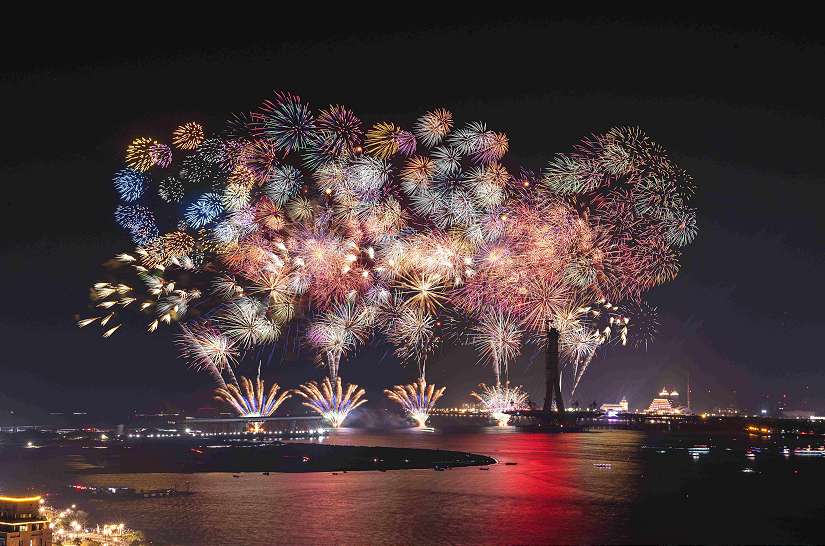 20:26 跨河巨獻！35520 發煙火「橫掃天際」 淡水河今晚震撼全台