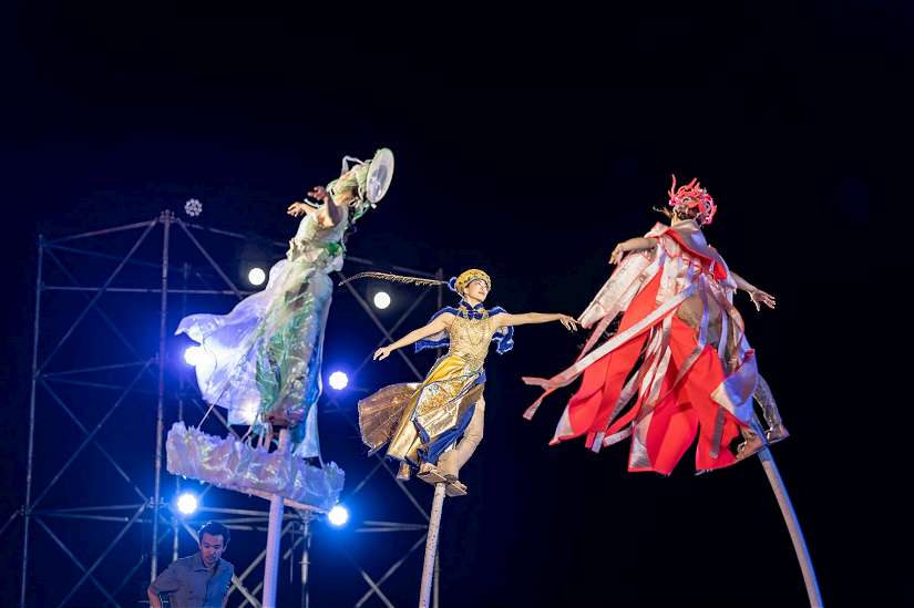 屏東落山風藝術季《海口狂想曲》 數千民眾直呼震撼 台式芭比狂歡派對點亮冬夜海岸