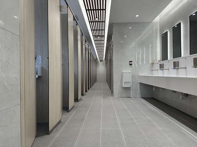 臺北捷運淡水站站後公園廁所質感大升級！設置免治馬桶座墊與導入環境智慧偵測 打造如廁舒適空間