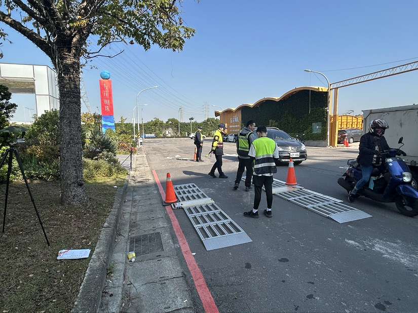 中和警強力攔查大型車輛 共同維護用路人安全