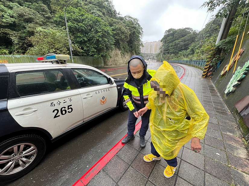 老翁寒雨中跌坐路旁 警即時關懷助返家