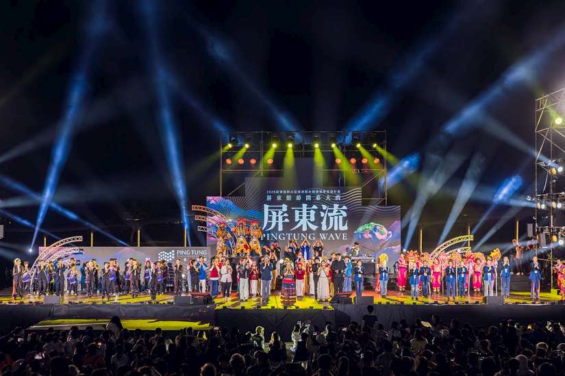 燈節開幕大戲《屏東流》八大篇章譜寫屏東的山海詩歌 玖壹壹壓軸飆唱 煙火秀點亮屏東燈節開幕夜