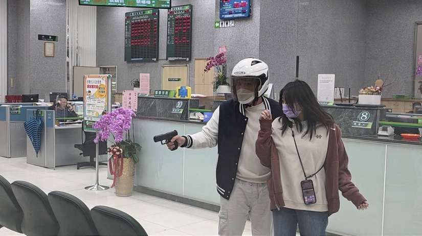 煙幕彈震撼演練，南港警防搶阻詐民眾過好年！