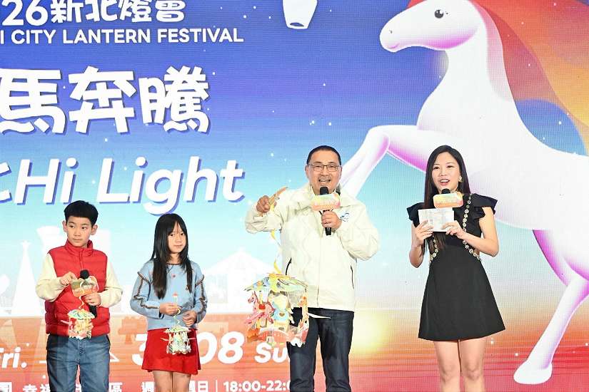 新北燈會主燈「紅寶馬」奔騰亮相 侯友宜邀民眾新北大都會公園賞燈